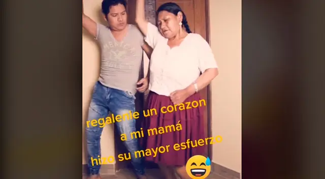 Mamá e hijo bailando al son de ritmo moderno.
