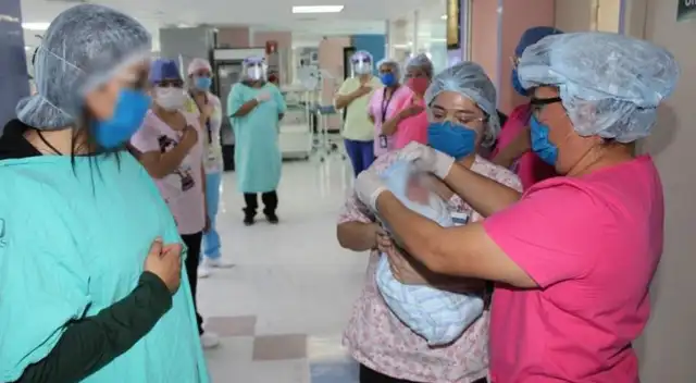 La joven madre pidió ver a su bebé cuando logró estar consciente tras pasar un mes entubada.