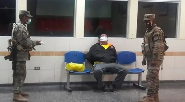 El efectivo policial quedó tendido en el suelo, mientras que l militar terminó con heridas leves.