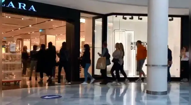 Miles de personas hicieron colas en las afueras de la tienda Zara, rompiendo las reglas de distanciamiento.