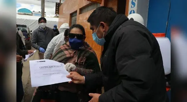 La Dirección Regional de Salud de Pasco  entregó certificados médicos a las personas que estuvieron en cuarentena en hotel.