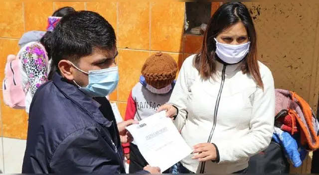 La Dirección Regional de Salud de Pasco  entregó certificados médicos a las personas que estuvieron en cuarentena en hotel.