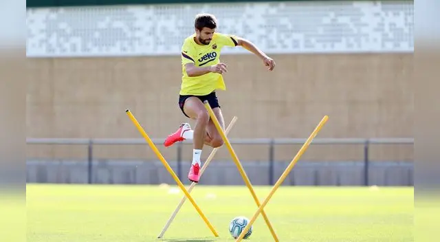Piqué en pleno entrenamiento Piqué en pleno entrenamiento