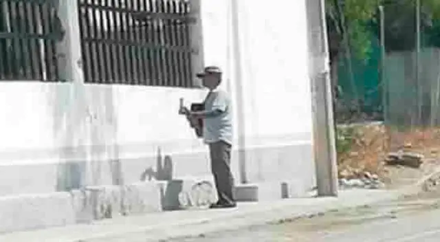 El hombre fue a darle una serenata a su madre por su día.