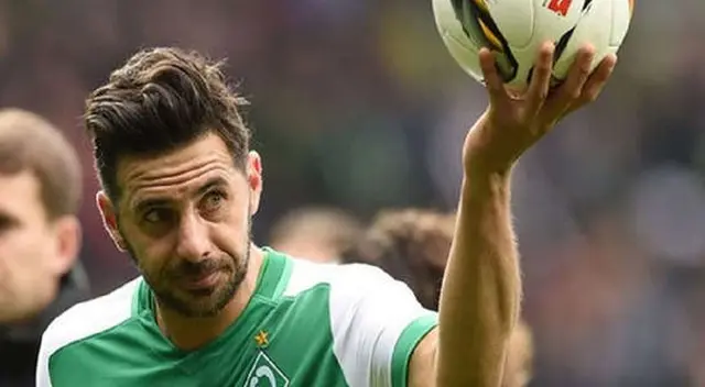 Claudio Pizarro se perfilaba en el ataque ante Leverkusen este lunes. Claudio Pizarro se perfilaba en el ataque ante Leverkusen este lunes.