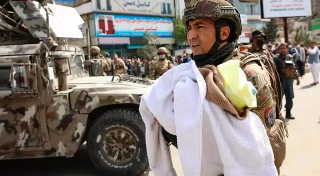 Los soldados lograron rescatar a los recién nacidos envueltos en mantas manchadas de sangre.