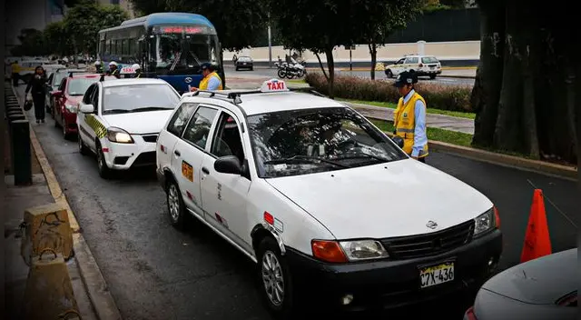 Asociaciones de transportistas advirtieron que los conductores de colectivos conducen hasta 16 horas al día, sin GPS ni control de velocidad. Asociaciones de transportistas advirtieron que los conductores de colectivos conducen hasta 16 horas al día, sin GPS ni control de velocidad.