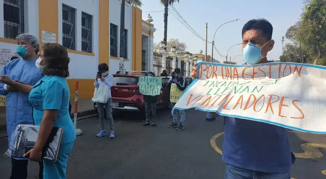 Plantón de médicos en Hospital dos de Mayo.