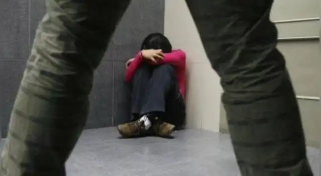 El hombre le ofrecía a la desalmada mujer menos de dos dólares para tener contacto sexual con la niña. El hombre le ofrecía a la desalmada mujer menos de dos dólares para tener contacto sexual con la niña.