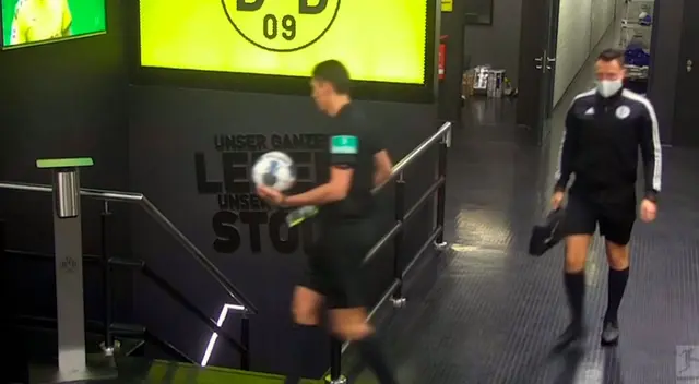 Árbitro del VAR utiliza mascarilla en todo momento.