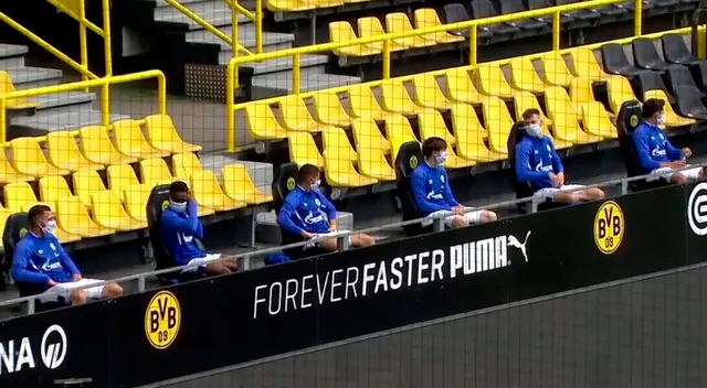 Suplentes del Schalke 04 se sientan a metro y medio de distancia.