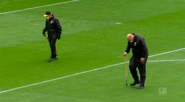 Trabajadores de campo mantienen distancia y utilizan mascarillas.