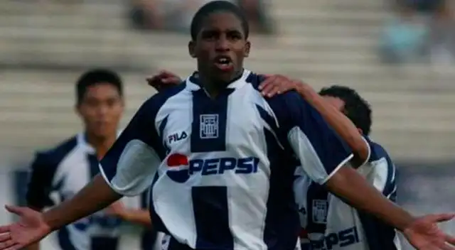 Jefferson Farfán salió campeón con Alianza Lima en las temporadas 2001, 2003 y 2004. Jefferson Farfán salió campeón con Alianza Lima en las temporadas 2001, 2003 y 2004.