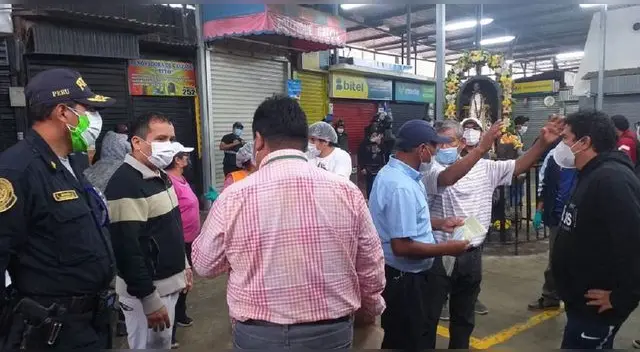 En el mercado Jorge Chávez no se cumplia el distanciamiento social para prevenir contagios del Covid-19.
