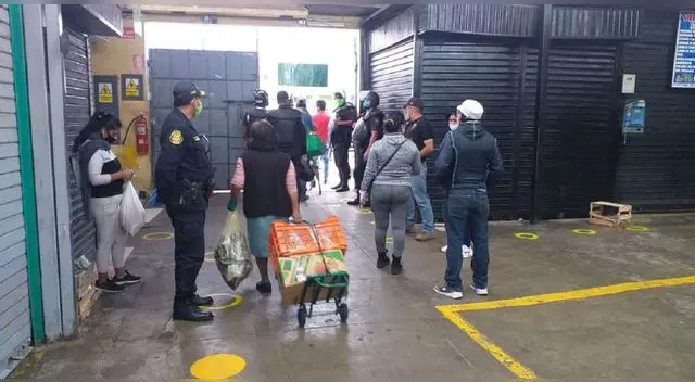 En el mercado Jorge Chávez no se cumplia el distanciamiento social para prevenir contagios del Covid-19.