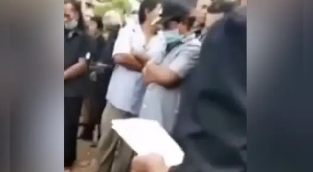 El insólito hecho ocurrió en Indonesia y algunos internautas señalan que "estaba vivo" y "pedía ayuda".