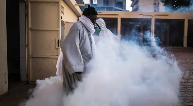 La OMS advirtió que en ningún caso se recomienda rociar a personas con desinfectante. La OMS advirtió que en ningún caso se recomienda rociar a personas con desinfectante.