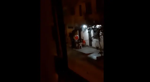 La mujer que denunció el hecho teme que su abuela pueda terminar contagiada por culpa de estos irresponsables. La mujer que denunció el hecho teme que su abuela pueda terminar contagiada por culpa de estos irresponsables.