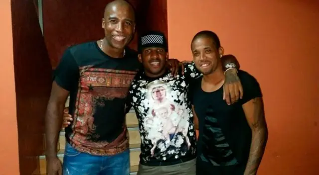 Cuto Guadalupe, Jefferson Farfán y el hermano de la Foquita posan para la fotografía.