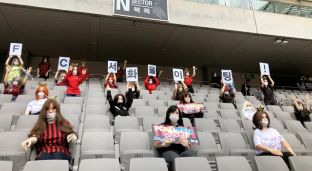 Muñecas inflables en las tribunas durante el partido FC Seoul vs. Gwangju FC.