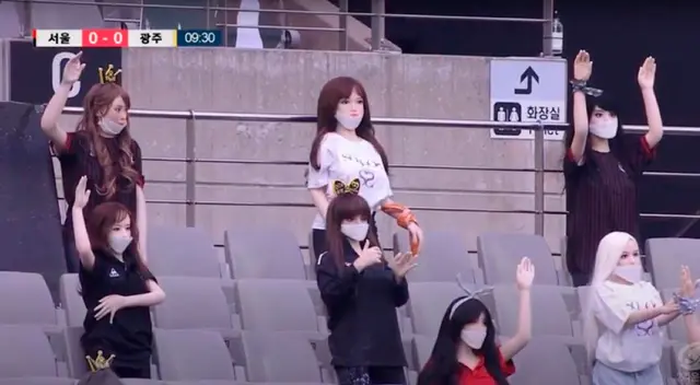Muñecas inflables en las tribunas durante el partido FC Seoul vs. Gwangju FC.