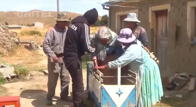 La anciana va en el camión de juguete a recoger su bono. La anciana va en el camión de juguete a recoger su bono.