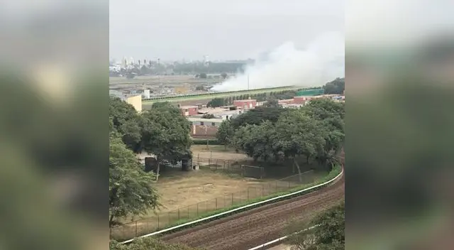 Los bomberos se encargaron de apagar esta incineración de maleza en las instalaciones del Jockey Club.