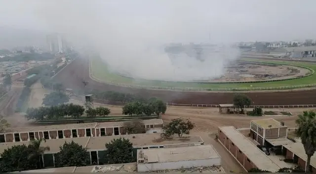 Los bomberos se encargaron de apagar esta incineración de maleza en las instalaciones del Jockey Club.