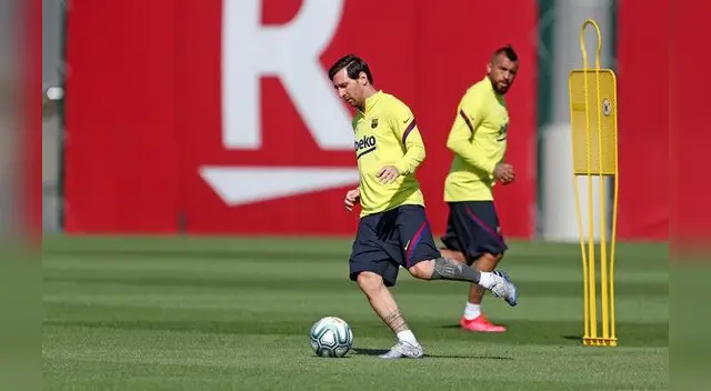 Messi en pleno entrenamiento junto a Arturo Vidal Messi en pleno entrenamiento junto a Arturo Vidal