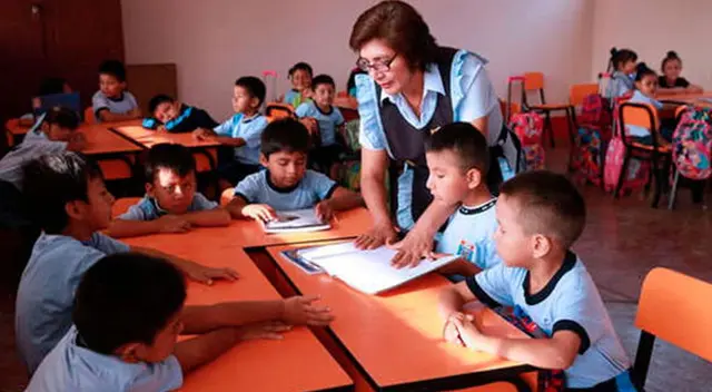 Alumnos de colegios y universidades continuarán con educación a distancia. Alumnos de colegios y universidades continuarán con educación a distancia.