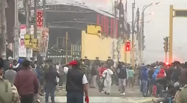 Largas colas de comerciantes en La Victoria. Largas colas de comerciantes en La Victoria.