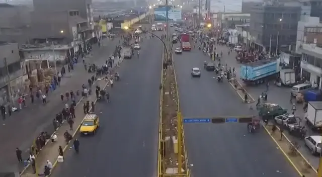 Largas colas de comerciantes en La Victoria. Largas colas de comerciantes en La Victoria.