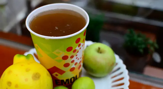 Emoliente, la bebida que defiende a los peruanos del frío.