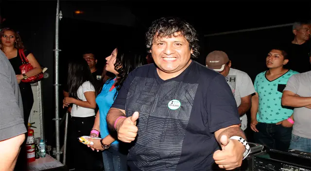 Le sonríe a la vida.