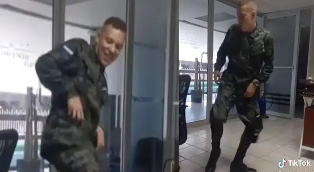 Soldado derrochó talento con peculiar baile en TikTok.