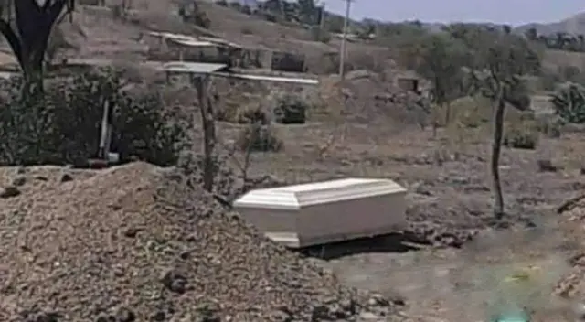 Dejan ataúd en cementerio de Piura. Dejan ataúd en cementerio de Piura.