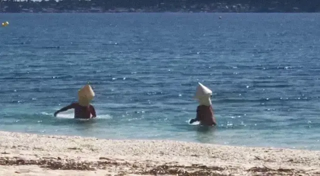 Los amigos se disfrazaron de boyas para nadar en una playa de Francia.