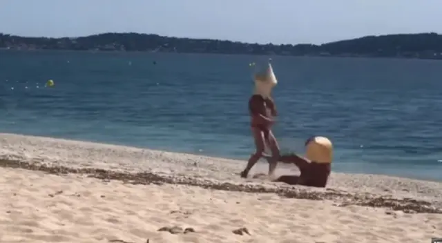 Los amigos se disfrazaron de boyas para nadar en una playa de Francia.