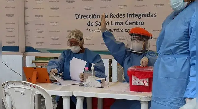 En la Plaza Castañeda los comerciantes esperan su turno para la prueba rápida de Covid-19.