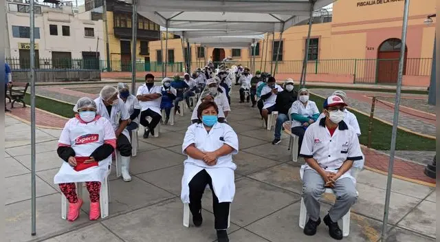 En la Plaza Castañeda los comerciantes esperan su turno para la prueba rápida de Covid-19.