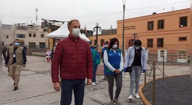 En la Plaza Castañeda los comerciantes esperan su turno para la prueba rápida de Covid-19.