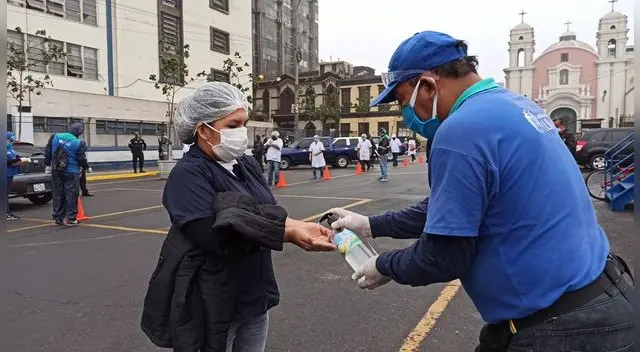 En la Plaza Castañeda los comerciantes esperan su turno para la prueba rápida de Covid-19.