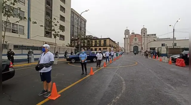 En la Plaza Castañeda los comerciantes esperan su turno para la prueba rápida de Covid-19.