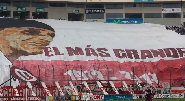 Bandera gigante del merengue para homenajear al Lolo Fernández, cuando se podían ingresar objetos a las tribunas.