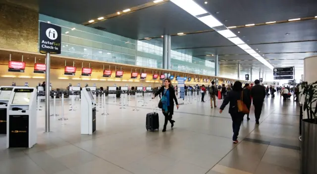 El ministro de Relaciones Exteriores invitó a los turistas a pasar sus vacaciones en Italia. El ministro de Relaciones Exteriores invitó a los turistas a pasar sus vacaciones en Italia.