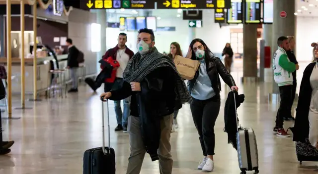 El ministro de Relaciones Exteriores invitó a los turistas a pasar sus vacaciones en Italia. El ministro de Relaciones Exteriores invitó a los turistas a pasar sus vacaciones en Italia.