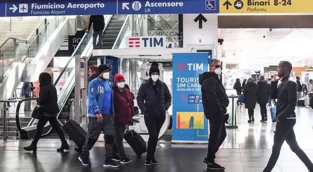 El ministro de Relaciones Exteriores invitó a los turistas a pasar sus vacaciones en Italia. El ministro de Relaciones Exteriores invitó a los turistas a pasar sus vacaciones en Italia.