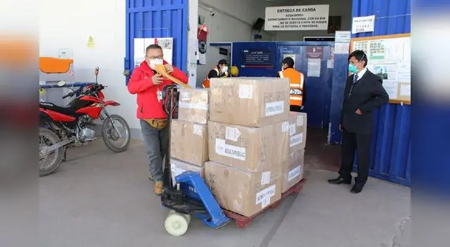 El lote que llegó también contenia equipos de venoclisis, jeringas, catéteres endovenosos, máscaras de oxígeno y termómetros digitales.