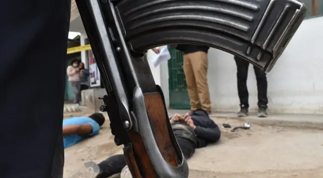 Capturan a dos delincuentes en asalto a farmacia. Capturan a dos delincuentes en asalto a farmacia.