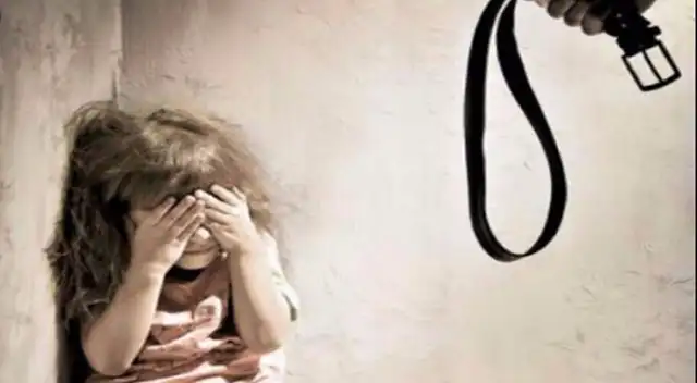 Rescatan a niña que era agredida por su madre.